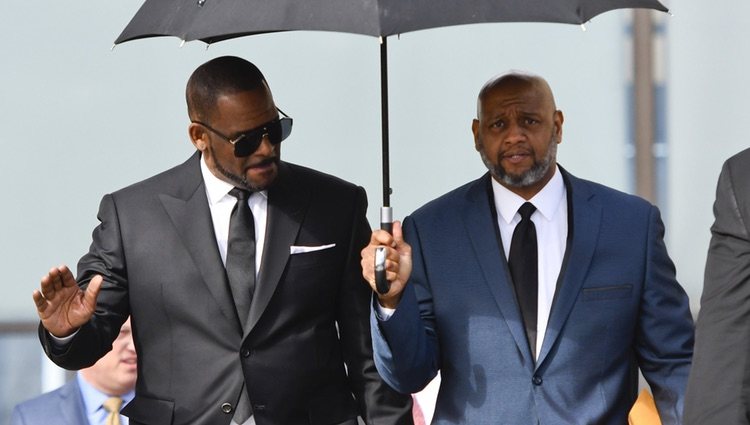 R.Kelly saliendo del juzgado al ser acusado de múltiples abusos