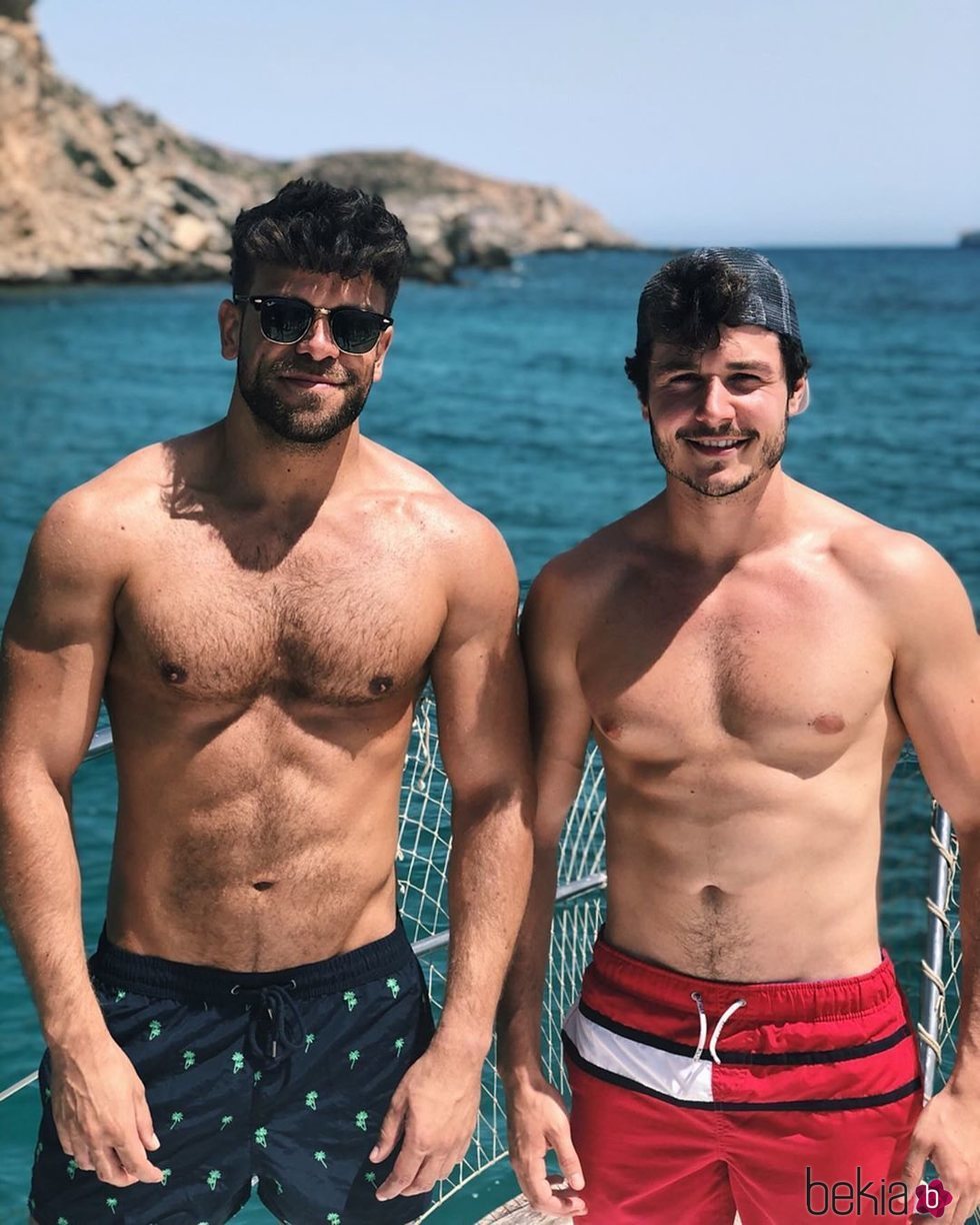 Ricky Merino y Miki Núñez con el torso desnudo