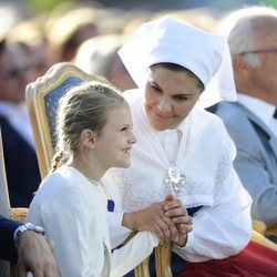 La Princesa Victoria de Suecia calmando a su hija Estela de Suecia en su 42 cumpleaños