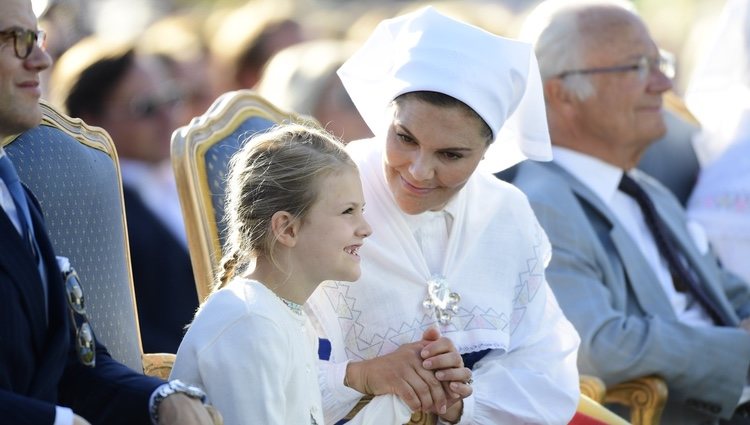 La Princesa Victoria de Suecia calmando a su hija Estela de Suecia en su 42 cumpleaños