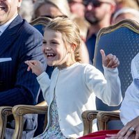 La Princesa Estela de Suecia divirtiéndose en la celebración del 42 cumpleaños de la su madre Victoria de Suecia