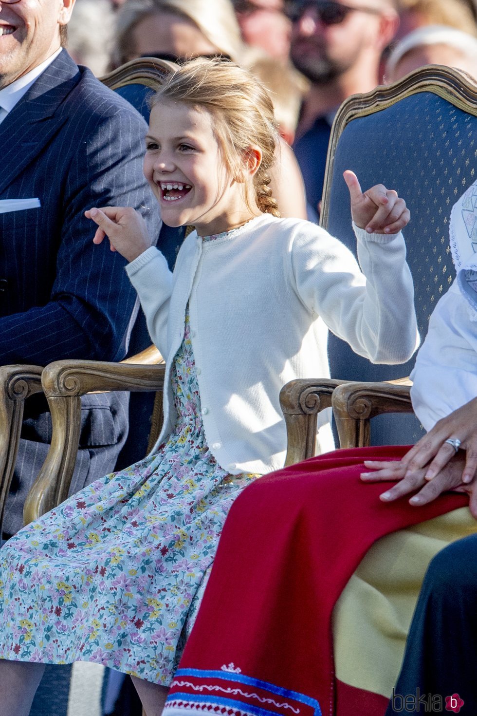 La Princesa Estela de Suecia divirtiéndose en la celebración del 42 cumpleaños de la su madre Victoria de Suecia