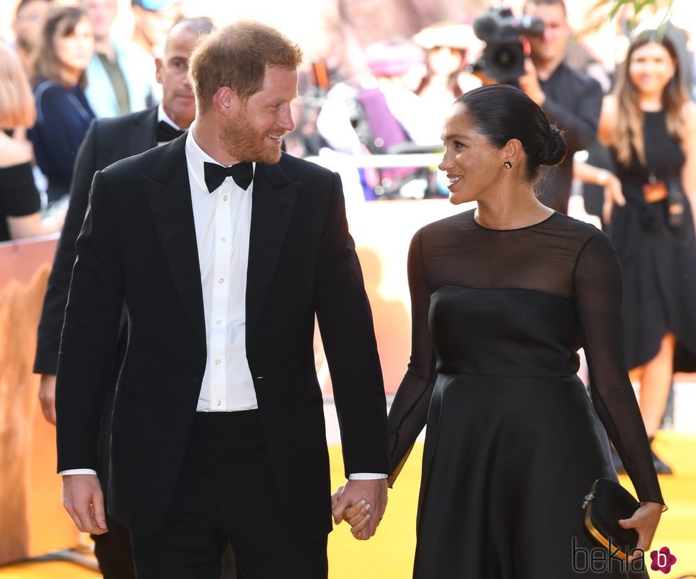 El Príncipe Harry y Meghan Markle acudiendo al estreno de 'El Rey León' en Londres