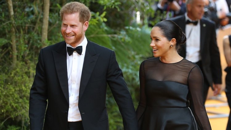 El Príncipe Harry y Meghan Markle llegando al estreno de 'El Rey León' en Londres