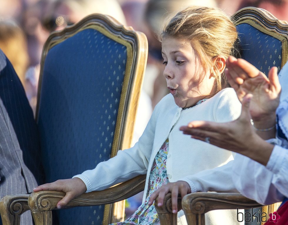 La Princesa Estela de Suecia haciendo gestos en la celebración del 42 cumpleaños de la su madre Victoria de Suecia