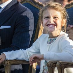 La Princesa Estela de Suecia sonriendo en la celebración del 42 cumpleaños de la su madre Victoria de Suecia