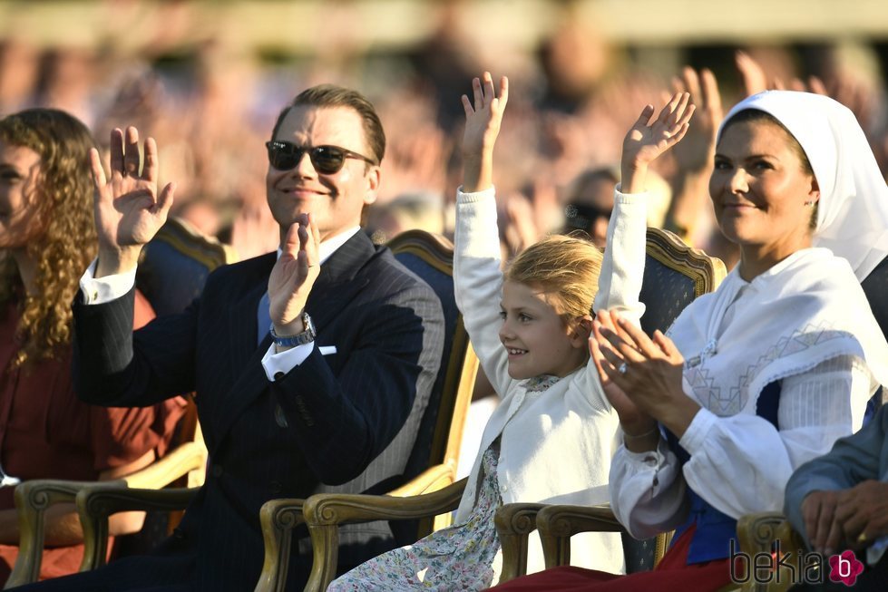 La Princesa Victoria con su marido Daniel de Suecia y su hija Estela de Suecia en la celebración de su 42 cumpleaños