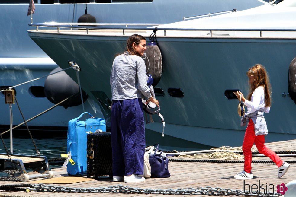 Carlota Casiraghi con Darya Rassam en el puerto de Nápoles