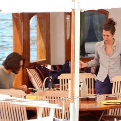 Carlota Casiraghi y Dimitri Rassam en la cubierto de un barco en Nápoles