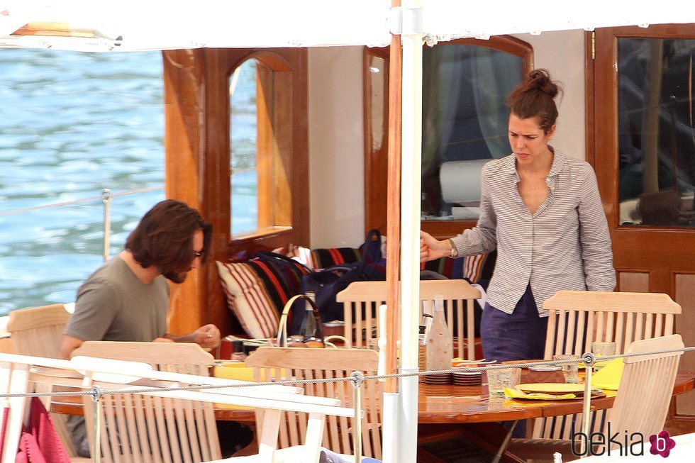 Carlota Casiraghi y Dimitri Rassam en la cubierto de un barco en Nápoles