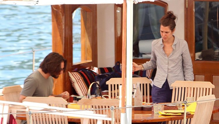 Carlota Casiraghi y Dimitri Rassam en la cubierto de un barco en Nápoles