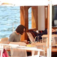 Carlota Casiraghi y Dimitri Rassam en la cubierto de un barco en Nápoles