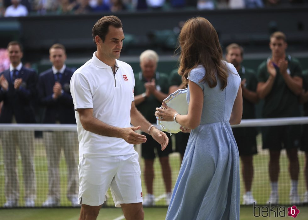 La Duquesa de Cambridge entrega el trofeo a Roger Federer