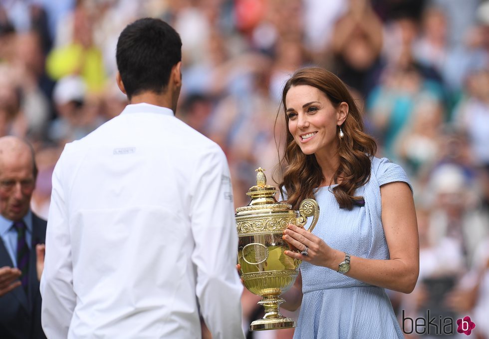 La Duquesa de Cambridge entrega la copa a Novak Djokovic