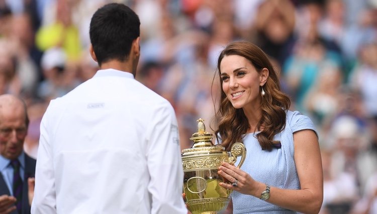 La Duquesa de Cambridge entrega la copa a Novak Djokovic