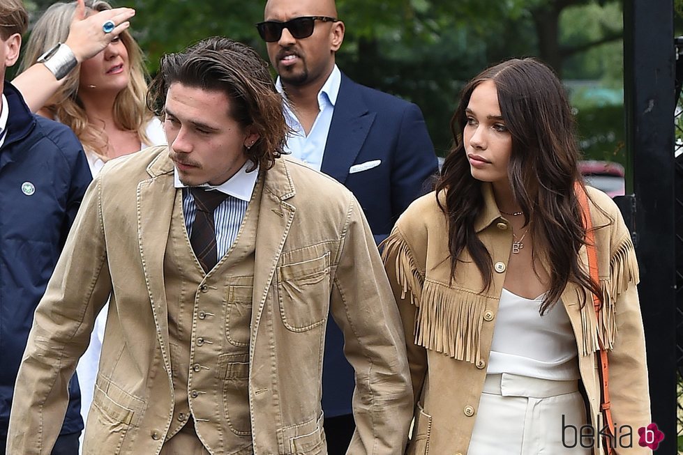 Brooklyn Beckham y Hanna Cross llegando a la final de Wimbledon