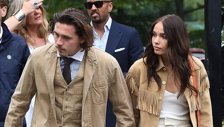 Brooklyn Beckham y Hanna Cross llegando a la final de Wimbledon