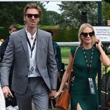 Poppy Delevingne y James Cook llegando a la final de Wimbledon