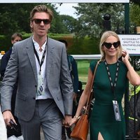 Poppy Delevingne y James Cook llegando a la final de Wimbledon