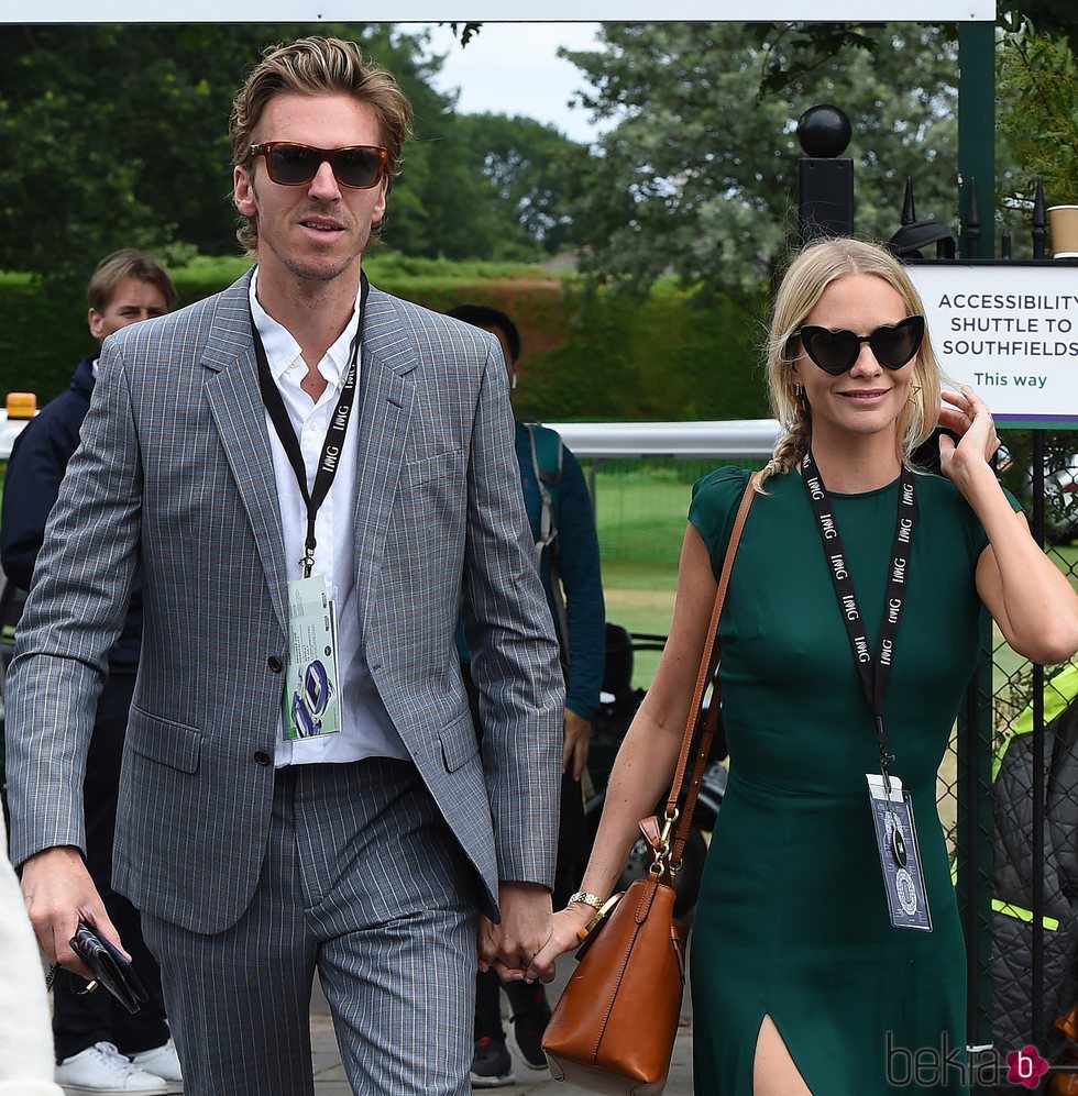 Poppy Delevingne y James Cook llegando a la final de Wimbledon