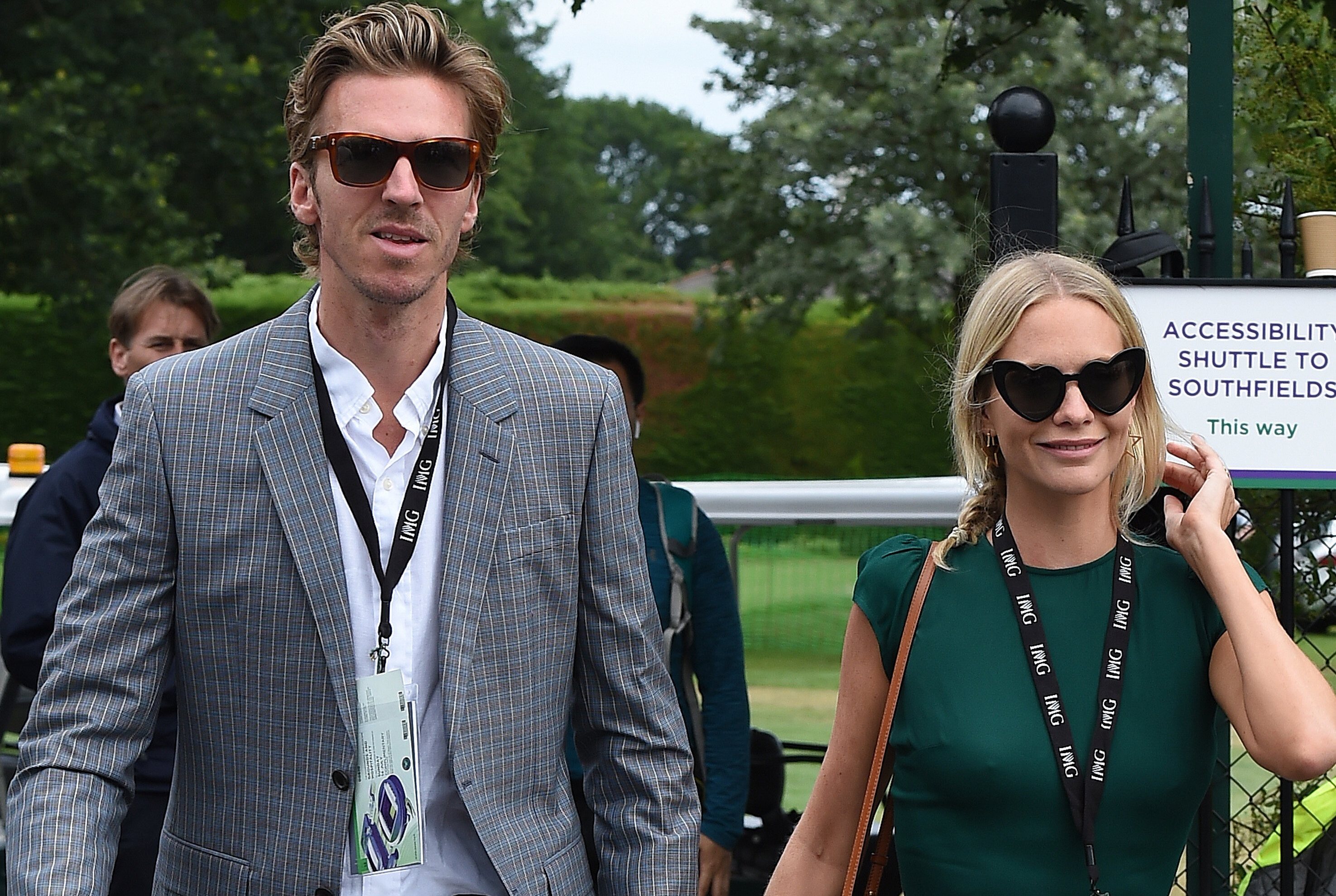 Poppy Delevingne y James Cook llegando a la final de Wimbledon