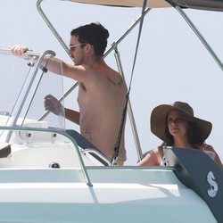 Macarena Gómez y Aldo Comas en un yate en Ibiza 2019