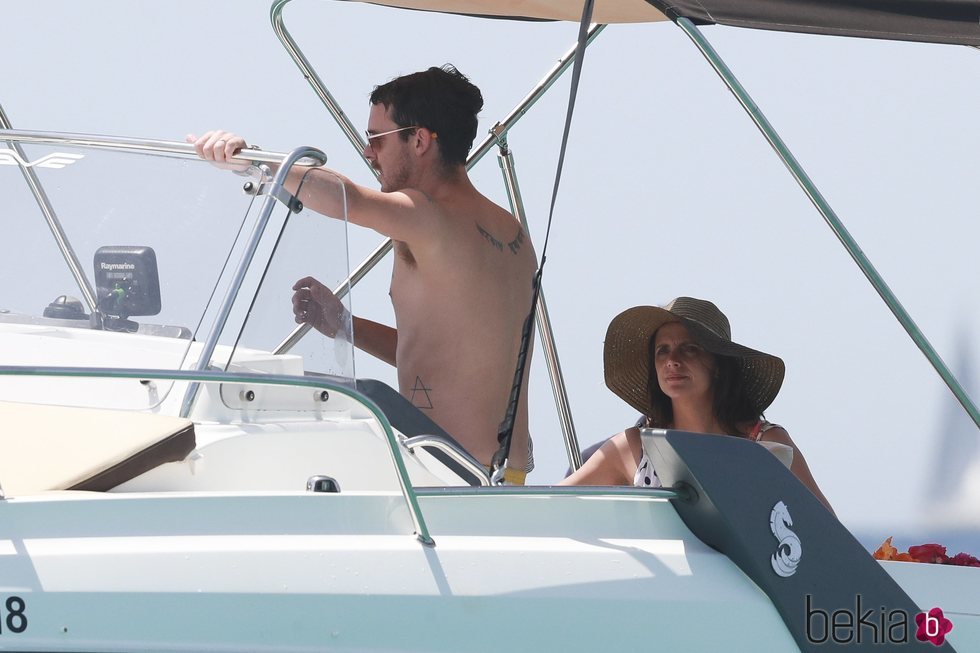 Macarena Gómez y Aldo Comas en un yate en Ibiza 2019