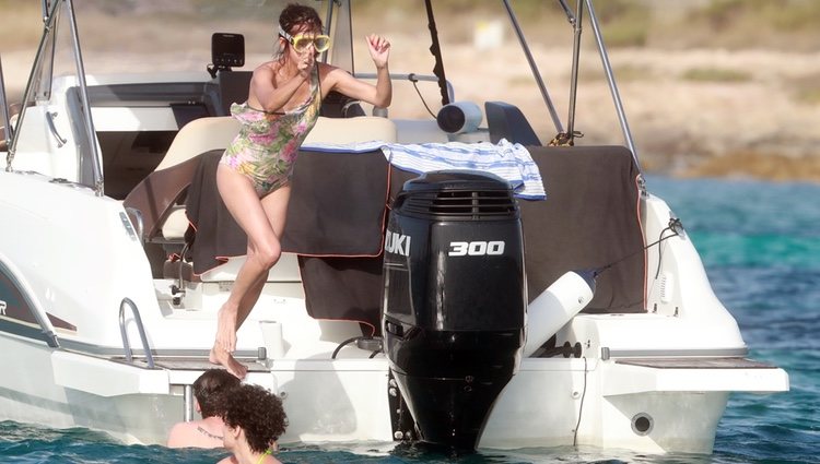 Macarena Gómez y Aldo Comas en un yate en Ibiza 2019