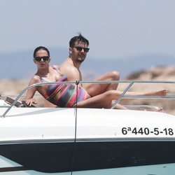 Macarena Gómez tomando el sol en Ibiza con un amigo