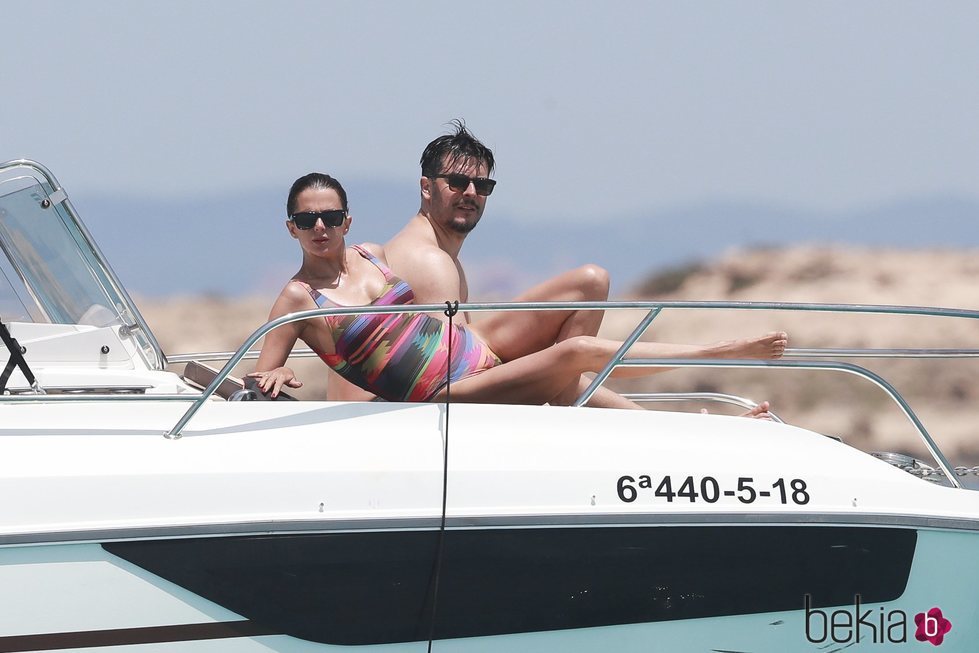 Macarena Gómez tomando el sol en Ibiza con un amigo