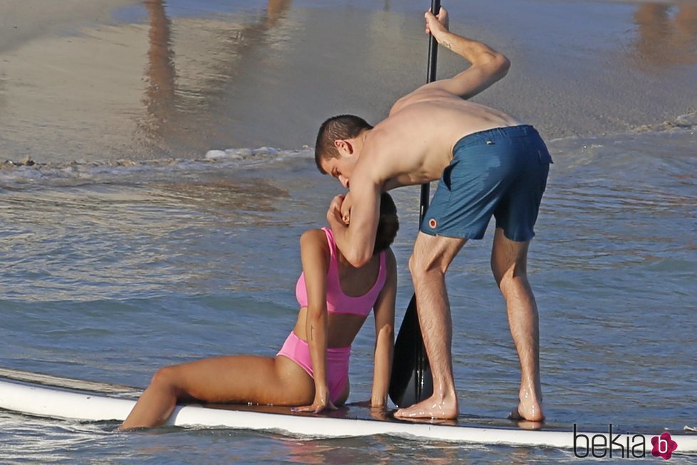 Aitana Ocaña y Miguel Bernardeau se besan en Ibiza