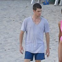 Aitana Ocaña y Miguel Bernardeau pasean por las playas de Ibiza