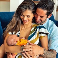 Sara Sálamo e Isco Alarcón con su hijo Theo