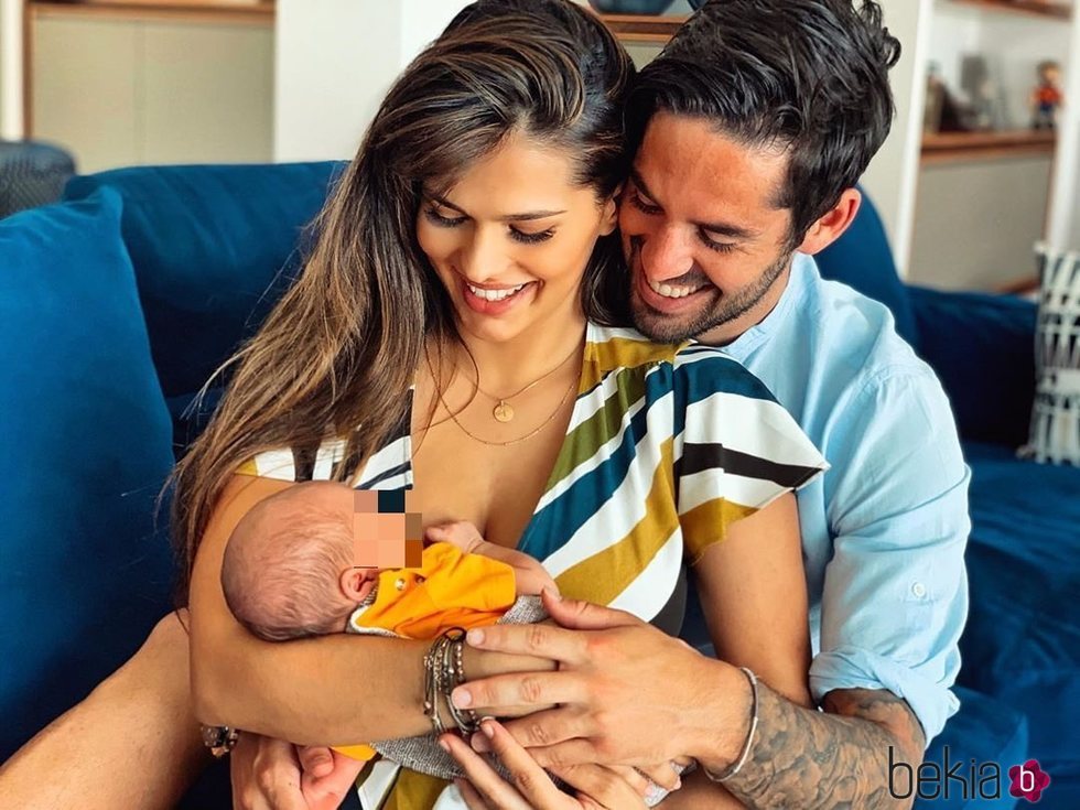 Sara Sálamo e Isco Alarcón con su hijo Theo