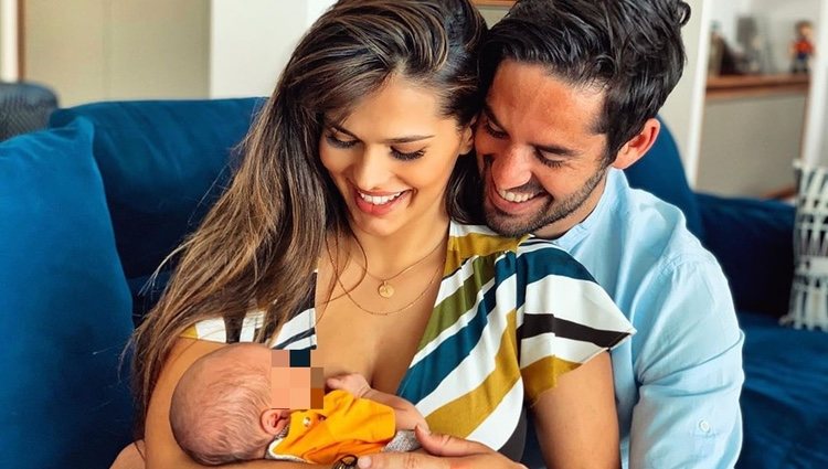 Sara Sálamo e Isco Alarcón con su hijo Theo