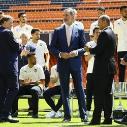 El Rey Felipe VI junto a la plantilla del Valencia CF