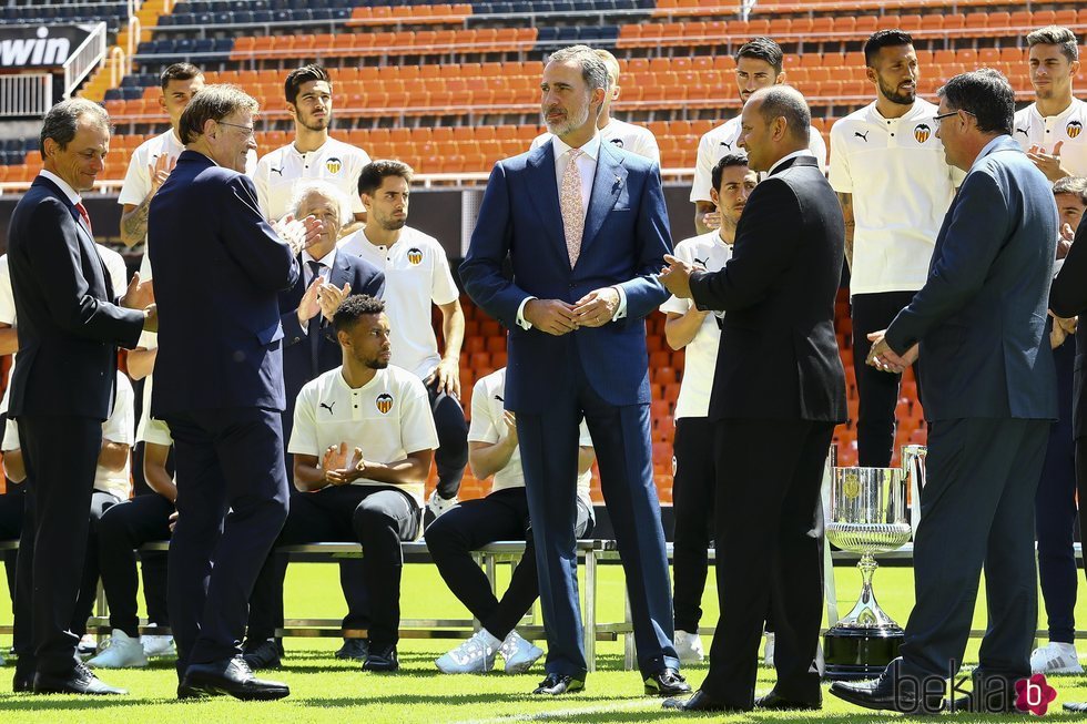 El Rey Felipe VI junto a la plantilla del Valencia CF