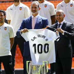 El Rey Felipe VI recibe la camiseta conmemorativa del centenario del Valencia CF