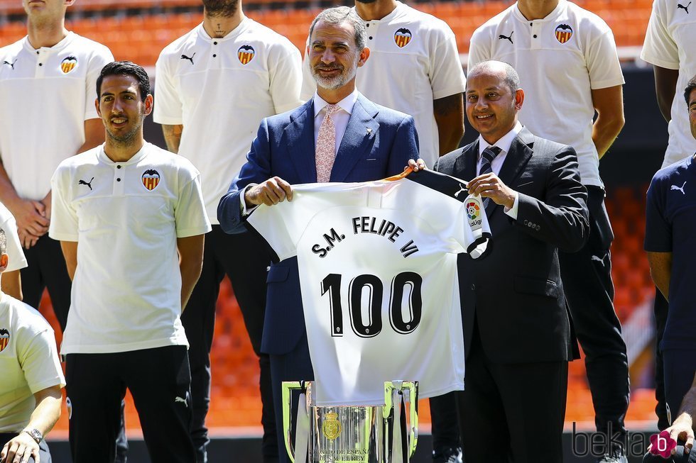 El Rey Felipe VI recibe la camiseta conmemorativa del centenario del Valencia CF