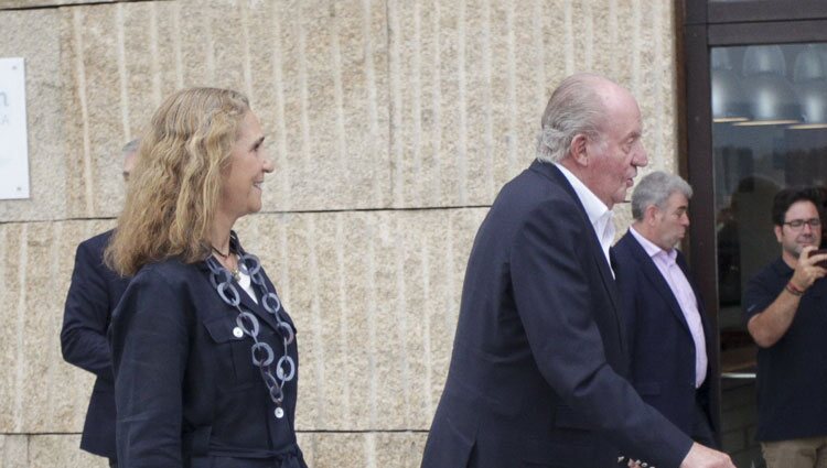 El Rey Juan Carlos y la Infanta Elena en una cena en Sanxenxo