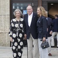 Los Reyes Juan Carlos y Sofía y la Infanta Elena en una cena en Sanxenxo