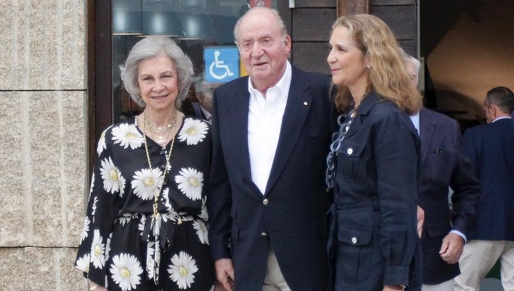 Los Reyes Juan Carlos y Sofía y la Infanta Elena en una cena en Sanxenxo