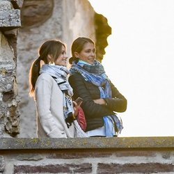 Magdalena de Suecia y Sofia Hellqvist en el Castillo de Borgholm