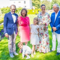 Carlos Gustavo y Silvia de Suecia, Victoria y Daniel de Suecia, Estela y Oscar de Suecia en Solliden 2019