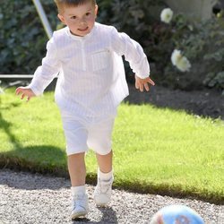 Oscar de Suecia jugando al fútbol en el Palacio de Solliden