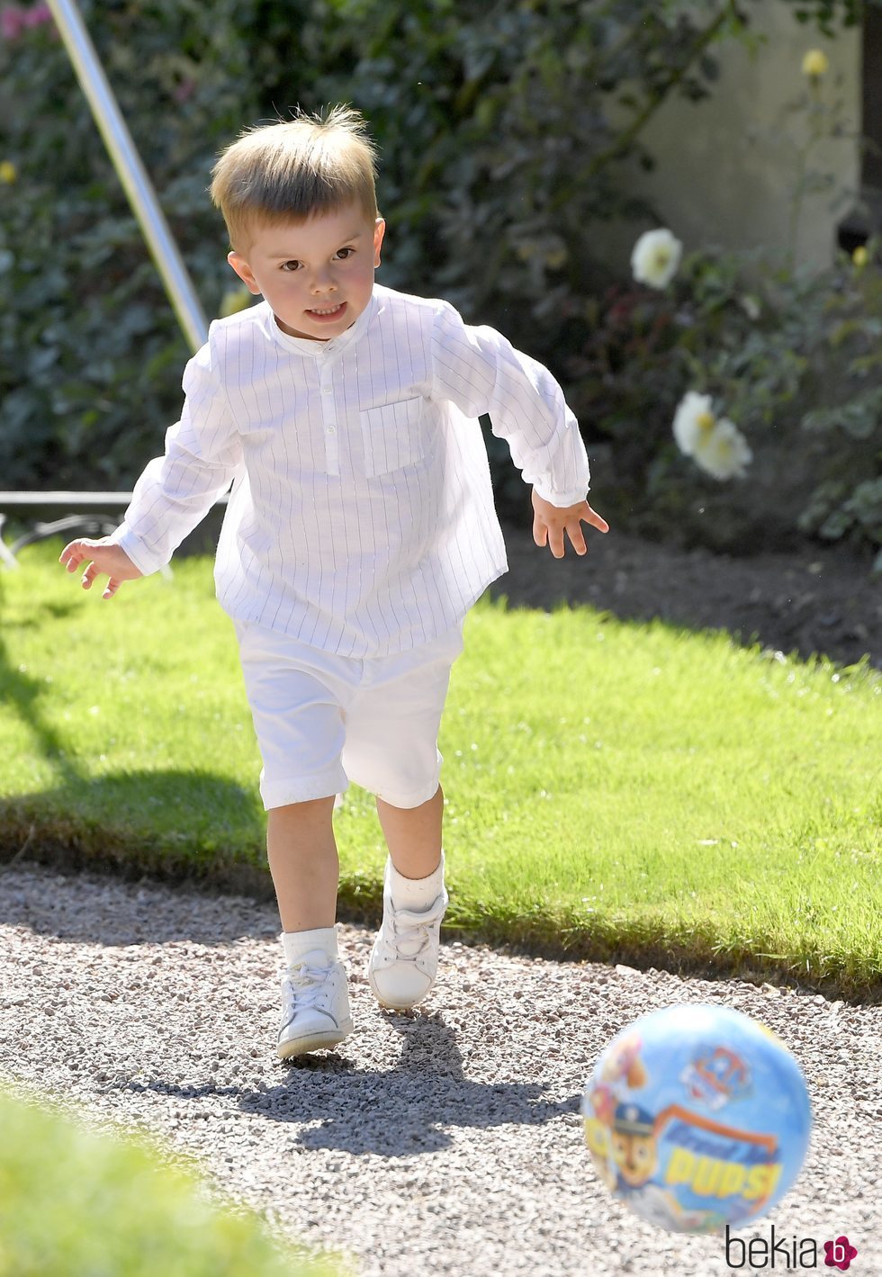 Oscar de Suecia jugando al fútbol en el Palacio de Solliden