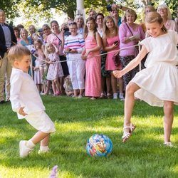 Estela y Oscar de Suecia jugando al fútbol en Solliden