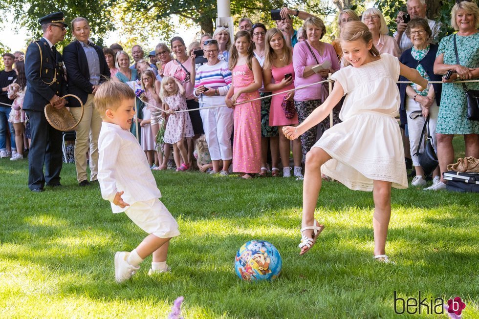 Estela y Oscar de Suecia jugando al fútbol en Solliden