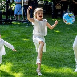 Estela y Oscar de Suecia juegan con una pelota en Solliden