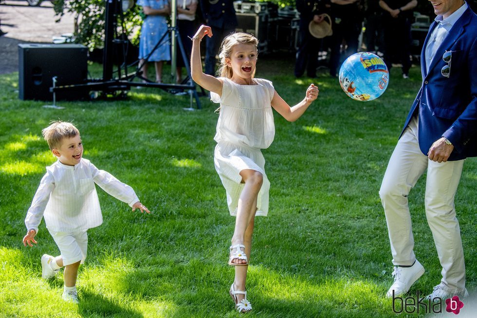 Estela y Oscar de Suecia juegan con una pelota en Solliden